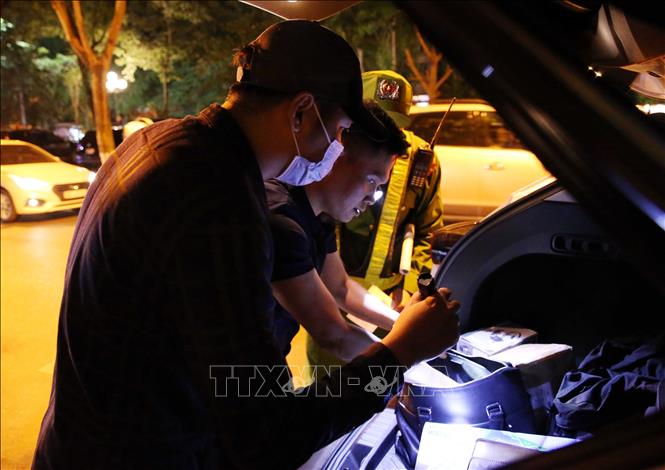 Trong ảnh: Tổ công tác đặc biệt Y20/141 kiểm tra hành chính với chủ phương tiên tham gia giao thông có biểu hiện nghi vấn, đêm 29 đến rạng sáng 30/4. Ảnh: Phạm Kiên - TTXVN