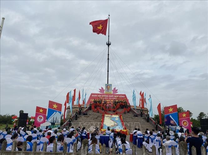 Thống nhất quốc gia là một trong những cột mốc quan trọng trong lịch sử của Việt Nam. Hầm chứa Củ Chi và cờ vàng tung bay trên đỉnh Fansipan là những biểu tượng cho sự đoàn kết của cả dân tộc. Tiếp nối thành công của các thế hệ tiền nhiệm, chúng ta cùng nhau xây dựng một đất nước vững mạnh, đoàn kết và phát triển hơn nữa.