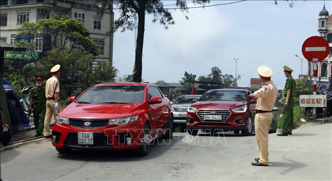 Trong ảnh: Công an huyện Tam Đảo phân luồng giao thông tại thị trấn Tam Đảo. Ảnh: Hoàng Hùng - TTXVN