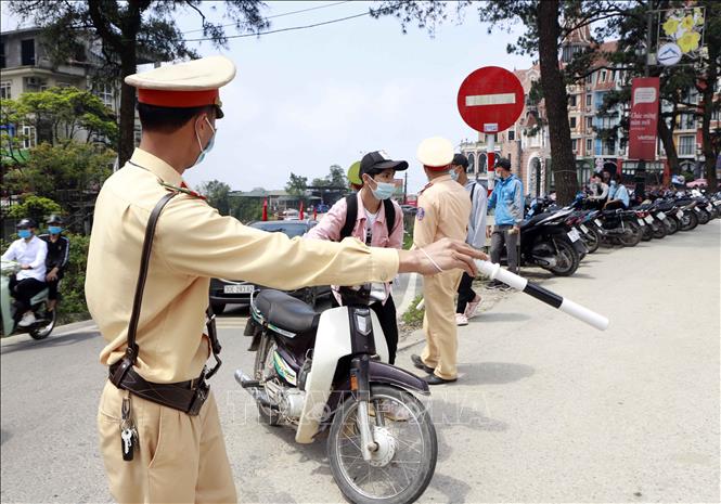 Trong ảnh: Công an huyện Tam Đảo xử lý 1 trường hợp chủ phương tiện không đội mũ bảo hiểm khi tham gia giao thông tại thị trấn Tam Đảo. Ảnh: Hoàng Hùng - TTXVN
