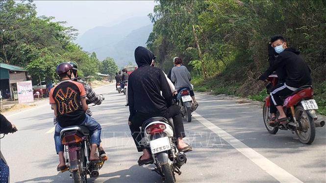 Trong ảnh: Nhiều thanh niên phóng nhanh vượt ẩu trên đường lên khu du lịch Tam Đảo gây nguy hiểm cho các phương tiện tham gia giao thông. Ảnh: Hoàng Hùng - TTXVN