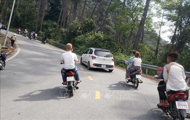 Trong ảnh: Nhiều thanh niên phóng nhanh vượt ẩu trên đường lên khu du lịch Tam Đảo gây nguy hiểm cho các phương tiện tham gia giao thông. Ảnh: Hoàng Hùng - TTXVN