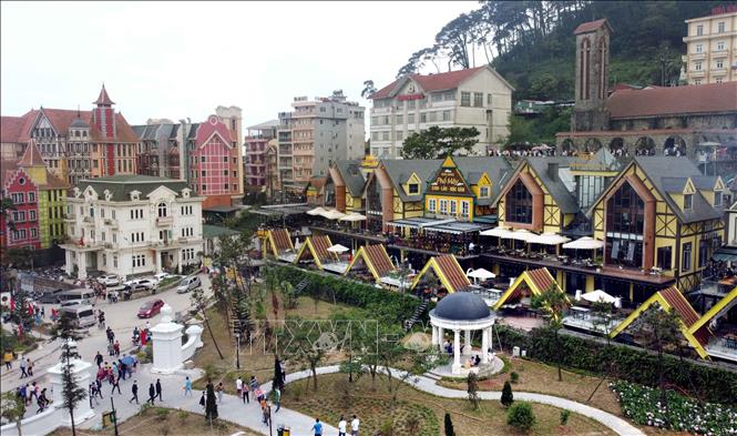 Trong ảnh: Tam Đảo thu hút đông du khách trong dịp nghỉ lễ 30/4, 1/5.  Ảnh: Hoàng Hùng - TTXVN