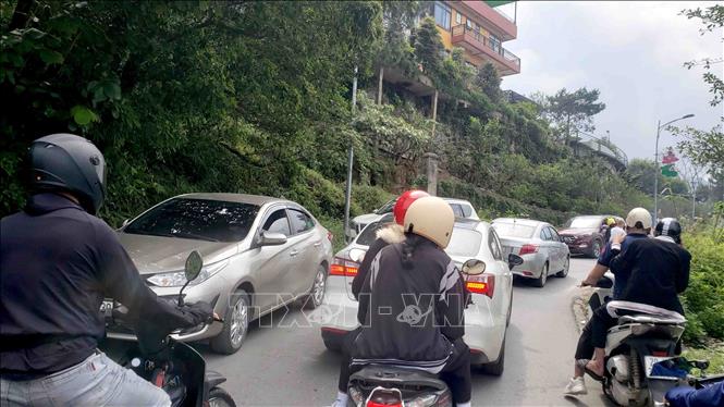Trong ảnh: Đường lên khu du lịch đến Tam Đảo tắc, nghẽn trong dịp nghỉ lễ 30/4 và 1/5. Ảnh: Hoàng Hùng - TTXVN