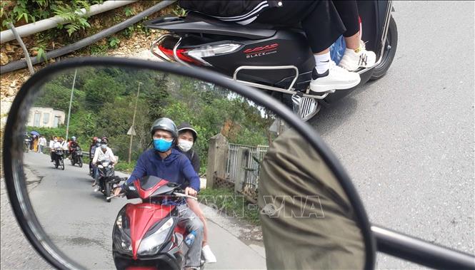Trong ảnh: Nhiều khách du lịch sử dụng phương tiện xe máy khiến cho đường lên thị trấn Tam Đảo bị tắc, nghẽn. Ảnh: Hoàng Hùng - TTXVN