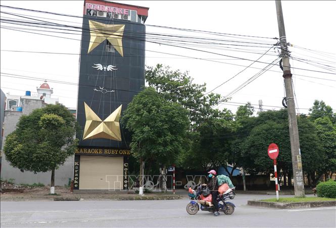 Trong ảnh: Các cơ sở kinh doanh nghiêm túc tuân thủ chỉ đạo của UBND tỉnh Hưng Yên. Ảnh: Đinh Tuấn - TTXVN
