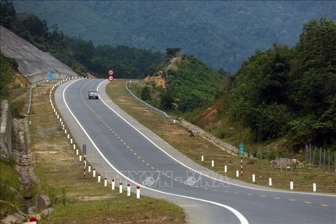 Tuyến đường uốn lượn qua các dãy núi Bạch Mã trên địa bàn tỉnh Thừa Thiên Huế. Ảnh: Huy Hùng – TTXVN