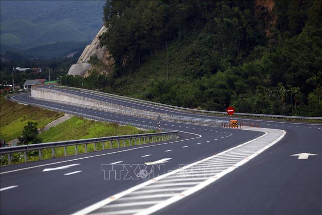 Nút giao thông 2 tầng tại địa phận thị trấn Khe Tre huyện Nam Đông (Thừa Thiên Huế). Ảnh: Huy Hùng - TTXVN