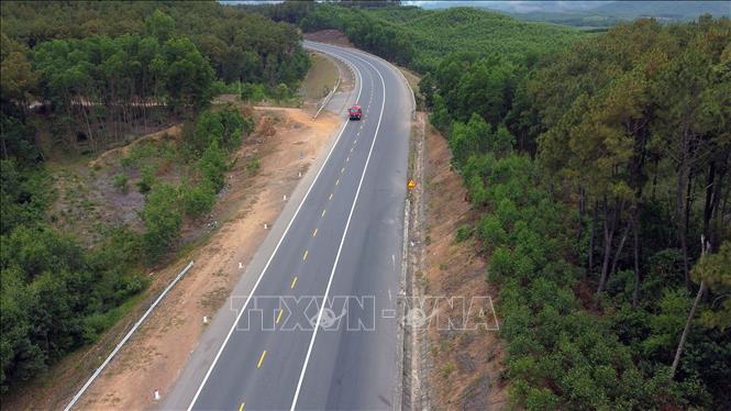Tuyến đường đi qua khu vực rừng keo tại địa huyện Phú Lộc, Thừa Thiên Huế. Ảnh: Huy Hùng - TTXVN