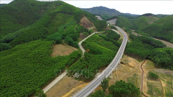 Từ trên cao có thể nhìn thấy tuyến đường vắt vẻo qua các đồi núi. Ảnh: Huy Hùng – TTXVN