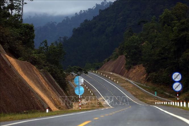 Hiện nay, đơn vị thi công đang bổ sung và dịch chuyển một số biển báo an toàn giao thông, dọn dẹp vệ sinh theo yêu cầu của Hội đồng nghiệm thu Nhà nước. Ảnh: Huy Hùng – TTXVN