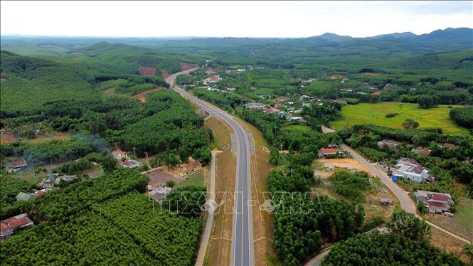 Tuyến đường được mở mới hoàn toàn, chủ yếu là đi qua các đồi núi của dãy Bạch Mã. Ảnh: Huy Hùng – TTXVN