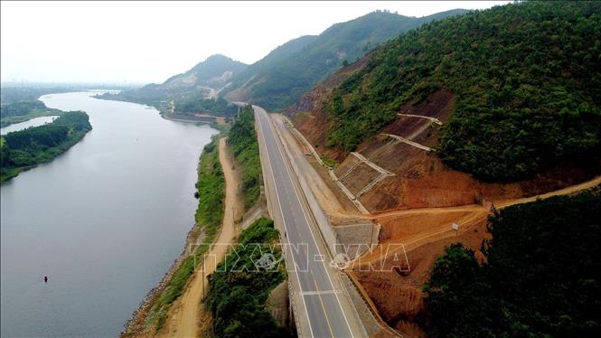 Đoạn km 61 tuyến cao tốc chạy song song với sông Cu Đê (địa bàn huyện Hòa Vang, Đà Nẵng). Ảnh: Huy Hùng – TTXVN