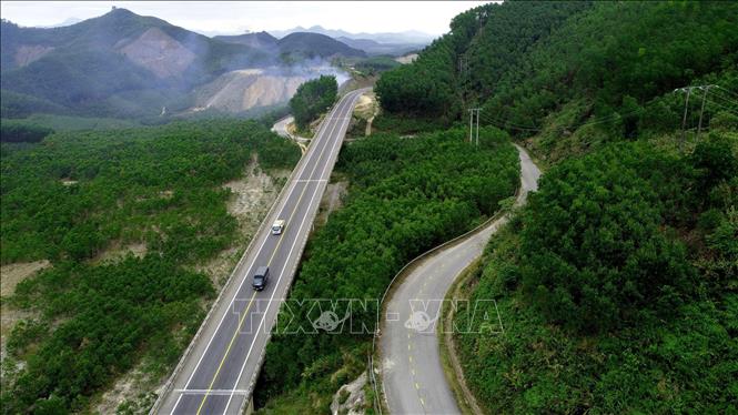 Tuyến cao tốc xuyên qua nhiều cánh rừng nguyên sinh và dân sinh của 2 tỉnh. Ảnh: Huy Hùng – TTXVN