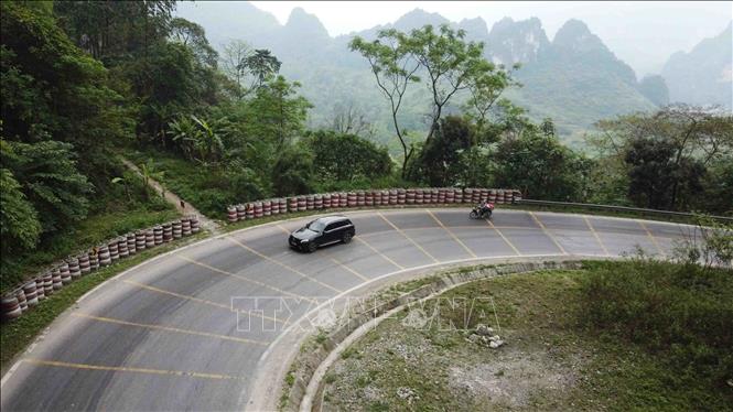 Trong ảnh: Nhiều đoạn đường trên đèo Mã Phục được nâng cấp, cải tạo, lắp nhiều biển báo hiệu giao thông để đảm bảo các phương tiện lưu thông được an toàn. Ảnh: Vũ Sinh - TTXVN