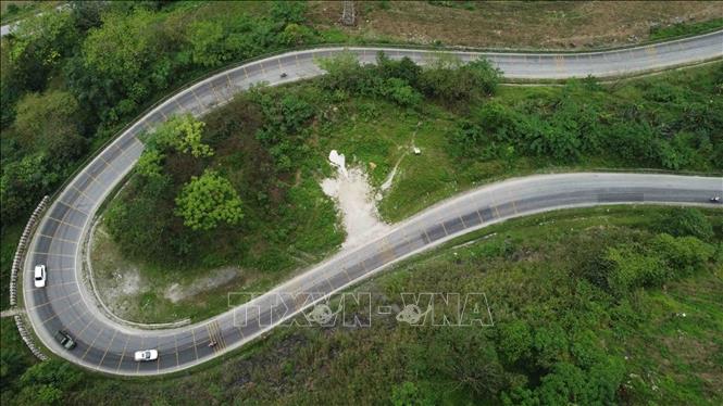 Trong ảnh: Đèo Mã Phục thuộc xã Quốc Toản, huyện Trà Lĩnh (Cao Bằng) nhìn từ trên cao. Ảnh: Vũ Sinh - TTXVN