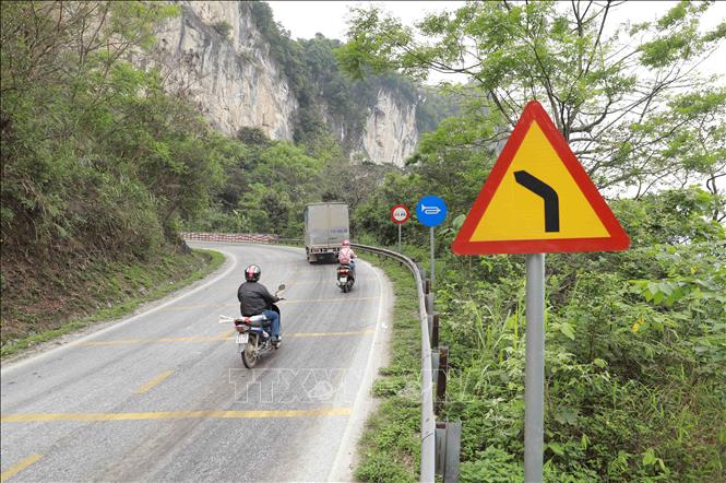 Trong ảnh: Nhiều đoạn đường trên đèo Mã Phục được nâng cấp, cải tạo, lắp nhiều biển báo hiệu giao thông để đảm bảo các phương tiện lưu thông được an toàn. Ảnh: Vũ Sinh - TTXVN
