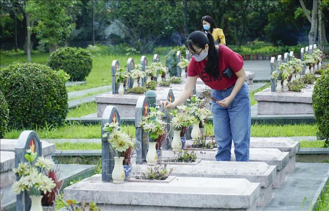 Trong ảnh: Thắp hương tri ân các Anh hùng Liệt sỹ. Ảnh: Xuân Tư – TTXVN
