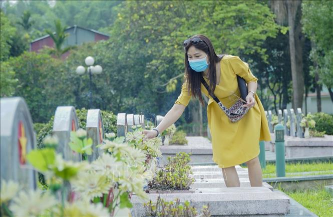 Trong ảnh: Người dân thắp hương tri ân các anh hùng liệt sỹ tại Nghĩa trang liệt sỹ A1. Ảnh: Xuân Tư – TTXVN