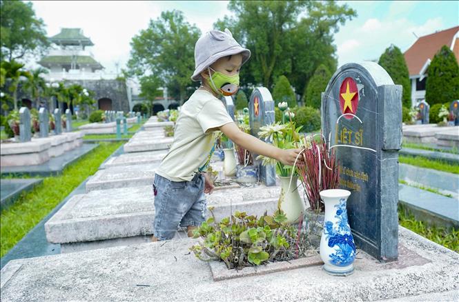 Trong ảnh: Một em nhỏ thắp hương cho các Anh hùng liệt sỹ. Ảnh: Xuân Tư – TTXVN
