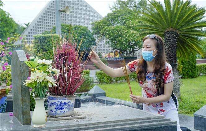 Trong ảnh: Người dân thắp hương tri ân các Anh hùng liệt sỹ tại Nghĩa trang liệt sỹ A1. Ảnh: Xuân Tư – TTXVN
