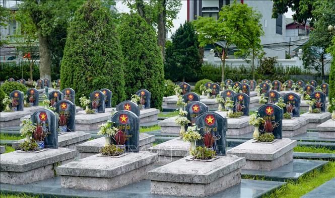 Trong ảnh: Hầu hết các phần mộ liệt sỹ tại Nghĩa trang A1 là những phần mộ vô danh. Ảnh: Xuân Tư – TTXVN