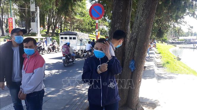Trong khoảng hơn 1 giờ đồng hồ tối 1/5, nhóm này thực hiệt trót lọt 3 vụ trộm điện thoại di động các loại của 3 du khách. Ảnh: TTXVN phát 