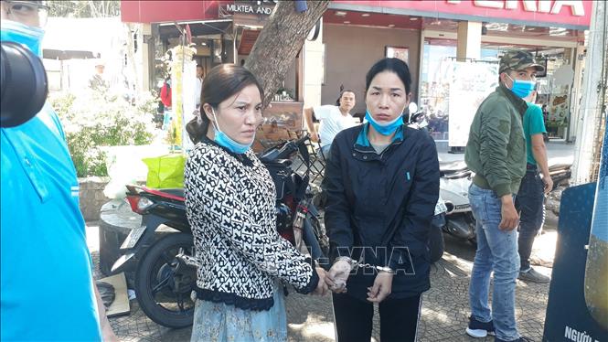 Trong khoảng hơn 1 giờ đồng hồ tối 1/5, nhóm này thực hiệt trót lọt 3 vụ trộm điện thoại di động các loại của 3 du khách. Ảnh: TTXVN phát 