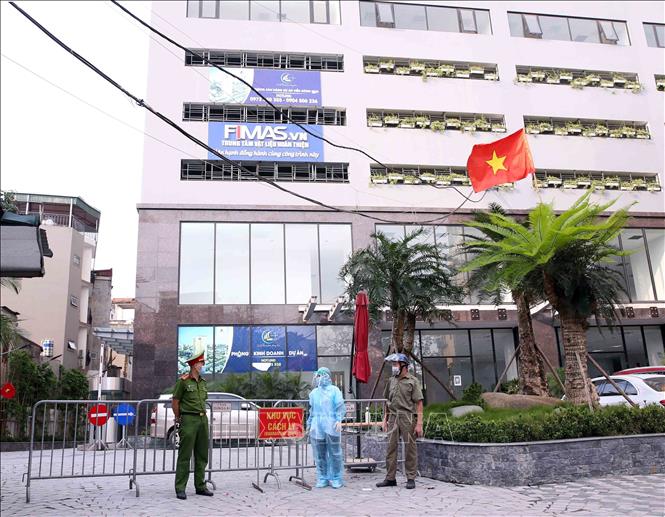 Trong ảnh: Toà chung cư Viễn Đông Star (số 1 phố Giáp Nhị, quận Hoàng Mai, Hà Nội) được lực lượng chức năng phong tỏa sau khi 1 cư dân sinh sống ở đây dương tính với SARS-CoV-2. Ảnh: Phạm Kiên - TTXVN