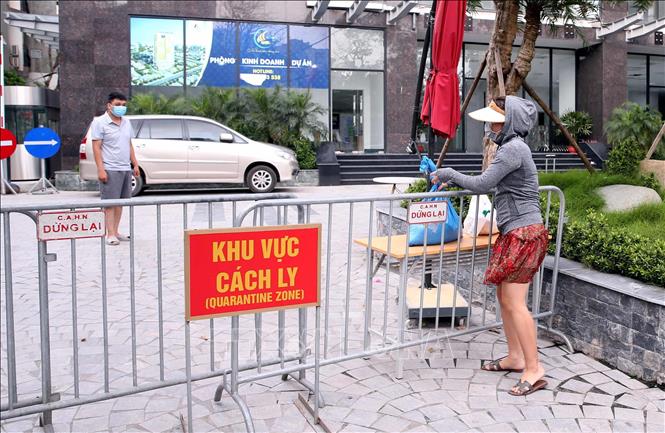 Trong ảnh: Người thân đưa đồ nhu yếu phẩm thiết yếu tiếp tế cho cư dân sống tại Toà chung cư Viễn Đông Star (số 1 phố Giáp Nhị, quận Hoàng Mai, Hà Nội) bị phong tỏa. Ảnh: Phạm Kiên - TTXVN