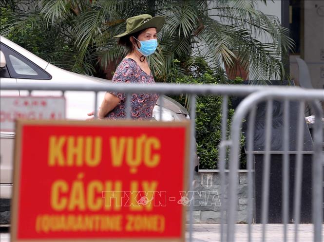 Trong ảnh: Tất cả cư dân tại chung cư Viễn Đông Star (số 1 phố Giáp Nhị, quận Hoàng Mai, Hà Nội) sẽ được cách ly tại nhà và không được phép ra ngoài cho đến khi có thông báo mới. Ảnh: Phạm Kiên - TTXVN