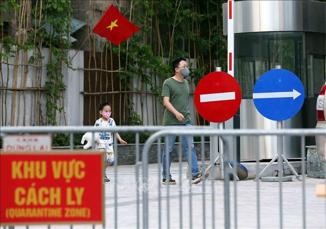 Trong ảnh: Tất cả cư dân tại chung cư Viễn Đông Star (số 1 phố Giáp Nhị, quận Hoàng Mai, Hà Nội) sẽ được cách ly tại nhà và không được phép ra ngoài cho đến khi có thông báo mới. Ảnh: Phạm Kiên - TTXVN