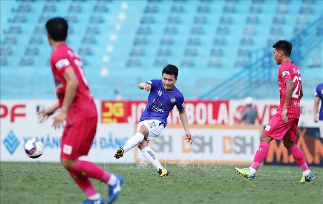Trong ảnh: Trận đấu này tiền vệ Quang Hải (Hà Nội) thi đấu năng nổ giúp đội nhà giành thắng lợi. Ảnh: Thành Đạt - TTXVN
