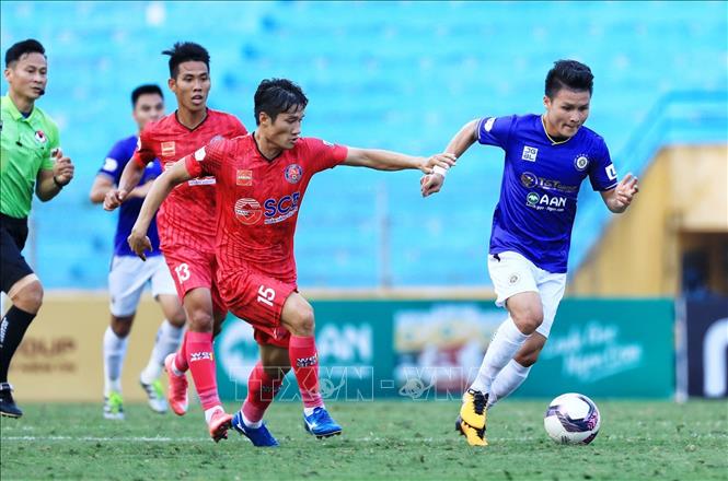 Trong ảnh: Trận đấu này tiền vệ Quang Hải (Hà Nội) thi đấu năng nổ giúp đội nhà giành thắng lợi. Ảnh: Thành Đạt - TTXVN
