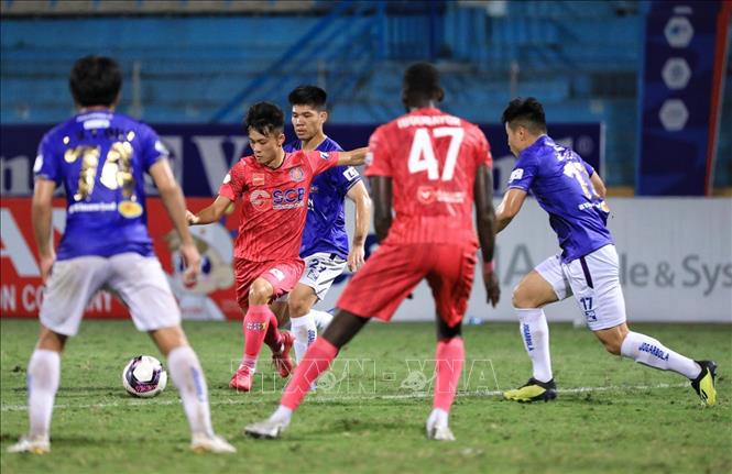Trong ảnh: Các cầu thủ Sài Gòn dồn lên tấn công sau bàn thua thứ 3 nhưng vấp phải hàng phòng ngự kiên cố của Hà Nội. Ảnh: Thành Đạt - TTXVN 