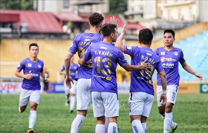 Trong ảnh: Pha ăn mừng bàn thắng mở tỷ số trận từ rất sớm của các cầu thủ Hà Nội. Ảnh: Thành Đạt - TTXVN 