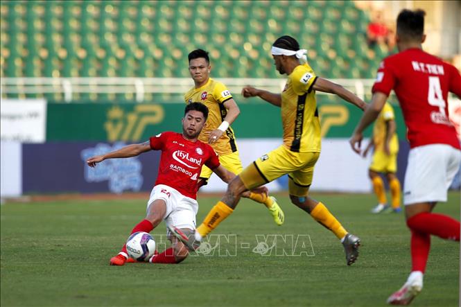 Trong ảnh: Lee Nguyễn (24 – áo đỏ, CLB Tp. Hồ Chí Minh) người ghi 2 bàn vào lưới CLB Hải Phòng. Ảnh: Thanh Vũ – TTXVN
