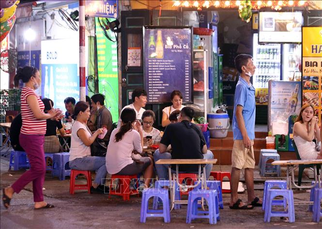 Trong ảnh: Tụ tập đông người, không đeo khẩu trang tiềm ẩn nguy cơ cao lây nhiễm dịch bệnh trong cộng đồng (ảnh chụp tối 2/5/2021). Ảnh: Phạm Kiên - TTXVN