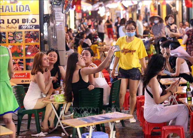 Trong ảnh: Tại phố Tạ Hiện, nhiều bạn trẻ vẫn 