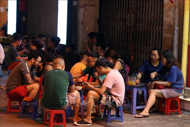 Trong ảnh: Tình trạng tụ tập đông người vẫn diễn ra tại khu vực Chợ Gạo (ảnh chụp tối 2/5/2021). Ảnh: Phạm Kiên - TTXVN