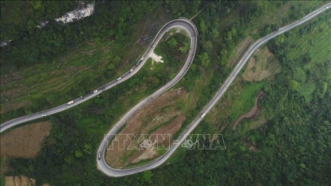 Photo: With winding passes along the limestone mountains, Ma Phuc is the heavenly treasure of Cao Bang Provinc . VNA Photo: Vu Sinh