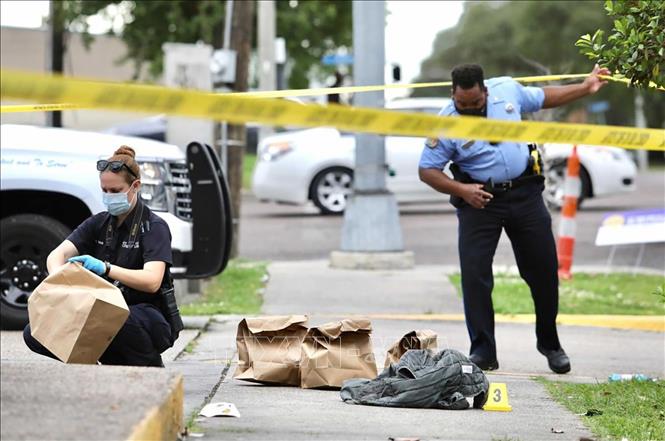 Trong ảnh: Cảnh sát điều tra tại hiện trường vụ xả súng ở New Orleans, bang Louisiana, Mỹ ngày 2/5/2021. Ảnh: AP/TTXVN