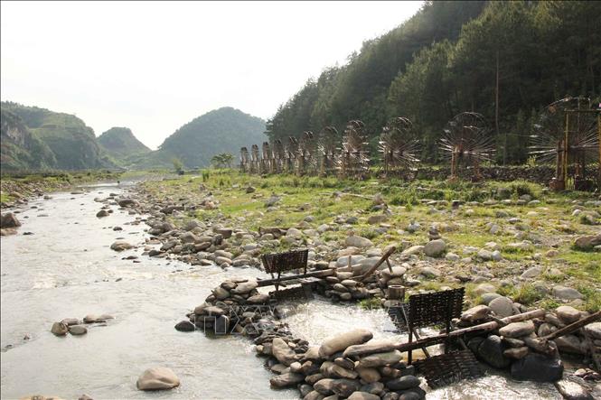 Những guồng nước bên dòng suối được người dân xã Ngọc Chiến, huyện Mường La, tỉnh Sơn La giữ gìn để phục vụ phát triển du lịch. Ảnh: Nguyễn Cường - TTXVN