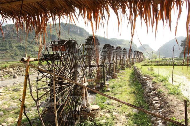 Những guồng nước được người dân xã Ngọc Chiến, huyện Mường La, tỉnh Sơn La làm để phục vụ phát triển du lịch. Ảnh: Nguyễn Cường - TTXVN 