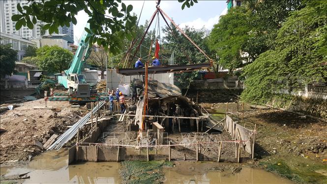 Đơn vị thi công tiến hành móc cẩu xác máy bay B52 ra khỏi vị trí cũ.
Ảnh: Đinh Thuận - TTXVN