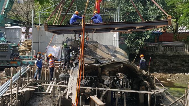 Đơn vị thi công tiến hành trục vớt xác máy bay B52 để duy tu, bảo trì.
Ảnh: Đinh Thuận - TTXVN