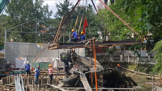 Đơn vị thi công tiến hành trục vớt xác máy bay B52 để duy tu, bảo trì.
Ảnh: Đinh Thuận - TTXVN