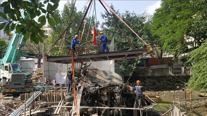 Đơn vị thi công tiến hành trục vớt xác máy bay B52 để duy tu, bảo trì.
Ảnh: Đinh Thuận - TTXVN