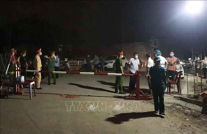 Trong ảnh: Chủ tịch UBND huyện Yên Lạc chỉ đạo công tác phòng chống dịch COVID -19 tại điểm chốt thôn Báo Văn 1. Ảnh: Hoàng Hùng - TTXVN