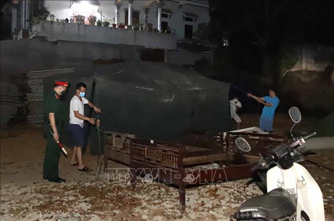 Trong ảnh: Lực lượng chức dựng lều bạt dã chiến tại Ngã 3 thôn Báo Văn 1, xã Đồng Văn, huyện Yên Lạc. Ảnh: Hoàng Hùng - TTXVN